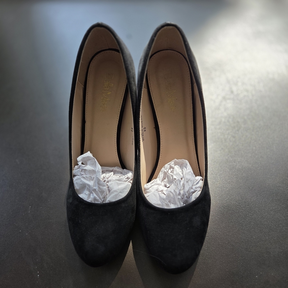 Bella Marie Black Suede Round-Toe Heels Women's 8.5 In Box